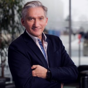 Josef Hammer, Promotion-Manager Machine Tool Systems der Siemens AG, Nürnberg: „Funktionen zur intelligenten Bewegungsführung erhöhen die Oberflächengüte bei gleichzeitig reduzierter Bearbeitungszeit. Dadurch sind signifikante Produktivitätssteigerungen möglich.“ Bild: Siemens