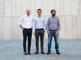 Dr Johannes Schmalz (left) and Dr Markus Westermeier (centre) developed the idea for Spanflug while completing their doctoral studies at the iwb of TU München. They founded the company in January 2018 together with Dr Adrian Lewis (right).