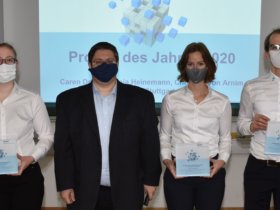 Projekt des Jahres 2020: das umati Team Caren Dripke, Tonja Heinemann und Christian von Arnim mit Dr. Alexander Broos (VDW)
