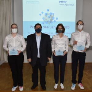 Projekt des Jahres 2020: das umati Team Caren Dripke, Tonja Heinemann und Christian von Arnim mit Dr. Alexander Broos (VDW)