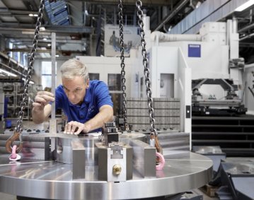 Individual customer requirements, increasing automation and digitalisation, services which accompany machine tools over their entire life cycle: simple supply chains are becoming complex value creation networks. Photo: Gebr. Heller Maschinenfabrik