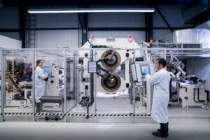 Wissenschaftler am wbk des Karlsruher Instituts für Technologie entwickelten mit Coil2Stack eine neue Methode, um Batteriezellen schneller und flexibler produzieren zu können. Quelle: Markus Breig, KIT