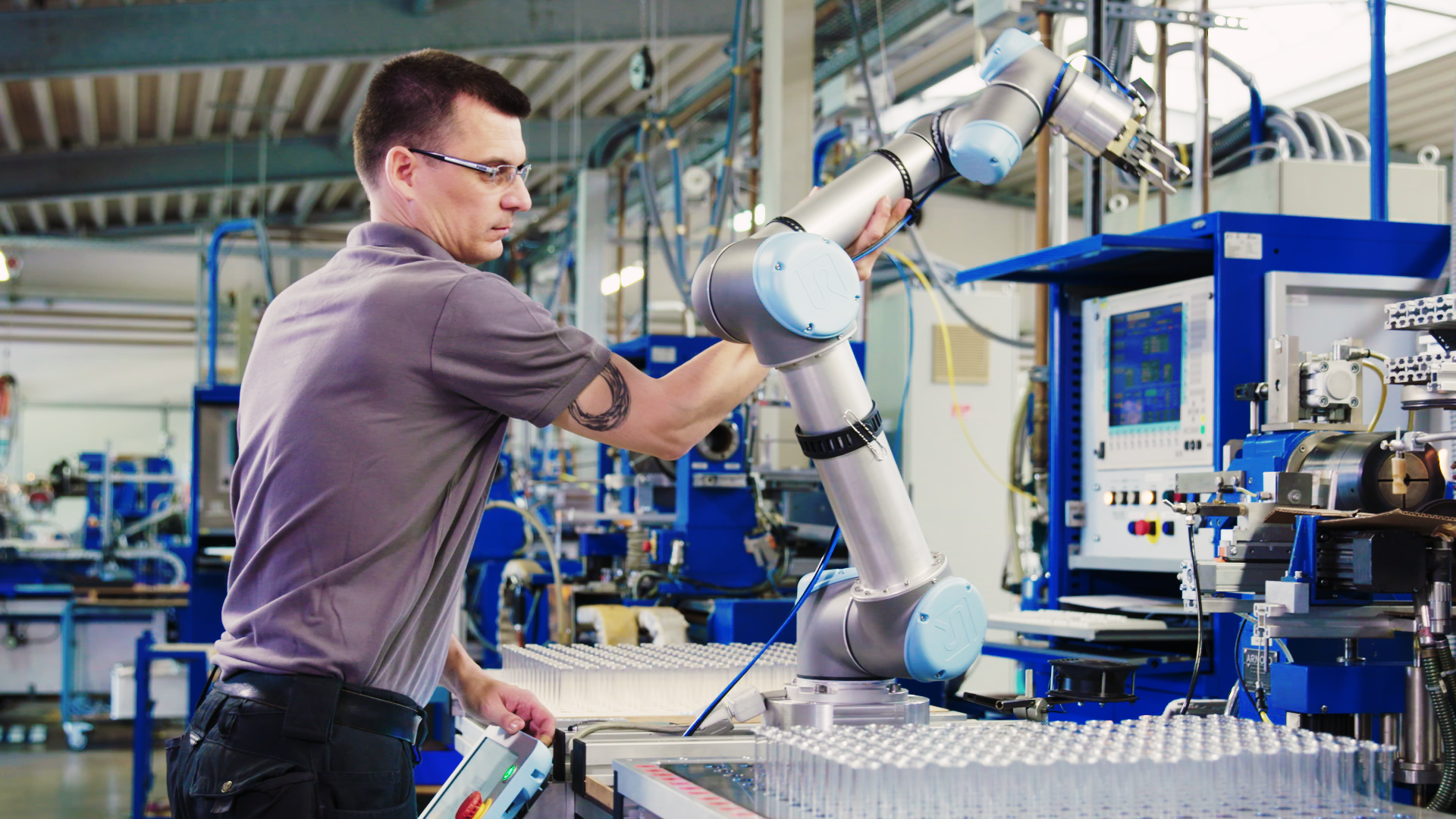 Cobots don't replace employees, they cooperate with them. Photo: Müller Maschinentechnik
