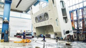 Ein Beispiel für die Pressentechnologie: Ein Schwergewicht in Bewegung: Blick in die Produktion von Pressen bei Schuler in Erfurt. Quelle: Schuler Group