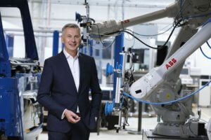 „Wenn wir unsere Unternehmen für künftige Krisen wappnen wollen, müssen wir bislang gängige Wirk- und Erklärungsmodelle für Prozesse innerhalb der Maschine, der Fabrik, aber auch ganzer Lieferketten überdenken“, mahnt Prof. Robert Schmitt, Mitglied des Direktoriums des Werkzeugmaschinenlabors WZL der RWTH Aachen anlässlich der Frühjahrstagung der WGP (Wissenschaftlichen Gesellschaft für Pro-duktionstechnik) am 5. und 6. Mai 2021