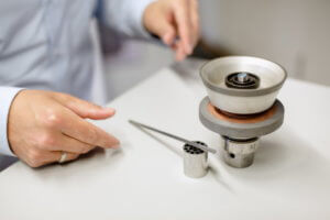 Das Verfahren [Tool]Prep bietet allen Werkzeugschleiferinnen und Werkzeugschleifern die Chance, auf eigenen Maschinen Schneidkanten einfach und reproduzierbar zu präparieren. Erreicht wird dies mit Hilfe eines austauschbaren Wechselelementes innerhalb des Dorns einer modifizierten Schleifscheibenaufnahme.