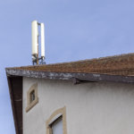 5G Mast auf einem Dach