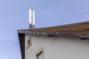 5G Mast auf einem Dach