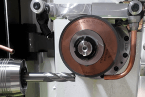 Es geht rund: Das IFW will mit aktuellen Projekten (im Bild: der Nutentiefschliff eines Vollhartmetallfräser mit gradierter Diamantschleifscheibe) mit der Industrie ins Gespräch kommen. Quelle: IFW