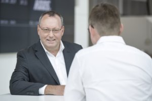 Für Thomas Bader, Geschäftsführer von Haas Schleifmaschinen, hat das Thema Energieeffizienz einen sehr hohen Stellenwert. Dies beginne schon lange vor dem eigentlichen Schleifprozess, etwa bei der richtigen Wahl sinnvoller Materialien für den Bau von Maschinen. Foto: Haas Schleifmaschinen GmbH