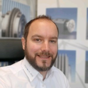 Für Christoph Müller, Leiter der Anwendungs-technik bei Dr. Kaiser Diamantwerkzeuge, spielt der Zeitfaktor bei der Energieeffizienz eine wichtige Rolle. Schleifscheiben müssen im Prozess konditioniert, also profiliert und geschärft werden. Optimierte Schleif- und Abrichtwerkzeuge sparen Zeit und Energie. Foto: Dr. Kaiser GmbH & Co. KG