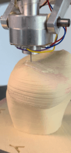 Methacrylmodifizierte Gelatinelösung wird auf einen Grundkörper gedruckt und ausgehärtet. © Universität Stuttgart, Institut für Steuerungstechnik der Werkzeugmaschinen und Fertigungseinrichtungen (ISW)