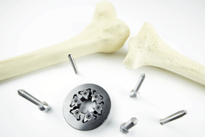 Horn zeigt auf der METAV 2022 in Düsseldorf unter anderem Lösungen für die Medizintechnik, wie das Wirbeln von Knochenschrauben © HORN/Sauermann