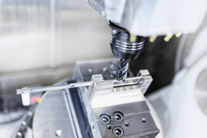 Um die Schmiedeteile zu spannen, hat Betzler die Schunk-Schraubstöcke mit individuell konstruierten Backen ausgestattet. Bei einem Typenwechsel wird in aller Regel der komplette Spanner gewechselt. ©Schunk GmbH