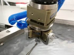 The automated ultrasonic deburring process allows components to be guided across the sonotrode tip at a defined angle. Burrs are raised and carefully removed. Photo: ultraTec Anlagentechnik Münz GmbH