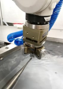 Durch das automatisierte Ultraschall-Entgratungsverfahren lassen sich Bauteile in einem definierten Winkel entlang der Sonotrodenspitze führen. Grate werden aufgeschwungen und prozesssicher abgetragen. Foto: ultraTec Anlagentechnik Münz GmbH