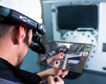 Machine operators receive live audio-visual support from the manufacturer’s experts via their own mobile device. Photo: oculavis GmbH