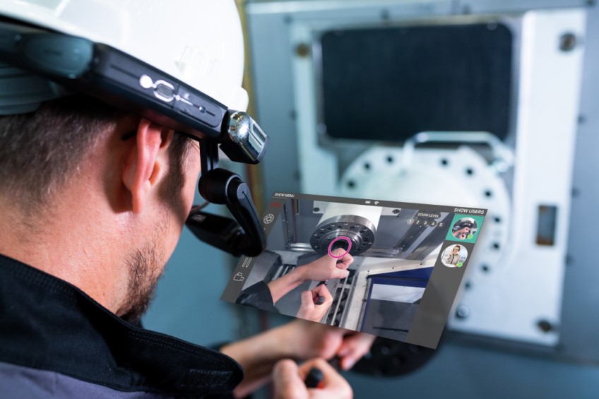 Machine operators receive live audio-visual support from the manufacturer’s experts via their own mobile device. Photo: oculavis GmbH