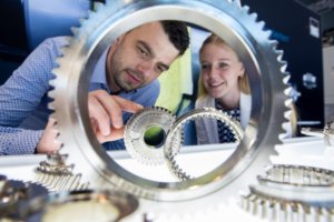 Das neue Drehkreuz der Schleiftechnik in Stuttgart startet am 17. Mai unter dem Namen GrindingHub. Komplexe Bauteile wie unter anderem Extruderschnecken und Zahnräder, die durch das Schleifen bearbeitet werden, sind am Stand der Firma EMAG mit dem Hauptsitz in Salach zu sehen.