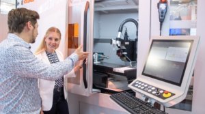 Das neue Drehkreuz der Schleiftechnik in Stuttgart startet am 17. Mai unter dem Namen GrindingHub. Die Firma Vollmer aus Biberach an der Riß stellt hier in Stuttgart ihr neues Maschinenkonzept VLaser370 vor. Es fokussiert sich auf die Bearbeitung von Schneidkantenradien an Präzisionswerkzeugen mittels Lasertechnologie. Werkstoffe wie CVD-D, PKD oder MKD lassen sich somit in höchster Qualität bearbeiten.