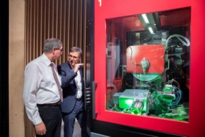 Mit der Rundschleifmaschine ZR35 steigt Ziersch in ein neues Segment des Produktionsschleifens ein. Ein besonderes Merkmal dieses Maschinenkonzepts ist die vertikale Schleifscheibenbewegung. Foto: Landesmesse Stuttgart GmbH / Uli Regenscheit