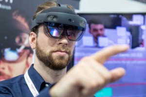 Das schweizerische Start-up Rimon hat eine Code-freie Plattform entwickelt, die es Unternehmen ermöglicht, ihre Mitarbeitenden – von der technischen Fachkraft bis zum medizinischen Personal – mit einer Anwendung auszustatten. Statt Bedienungsanleitungen auf Papier zu drucken, kann der Anwender unterstützt von Augmented Reality interaktiv durch anspruchsvolle Aufgaben geführt werden. Foto: Landesmesse Stuttgart GmbH / Uli Regenscheit