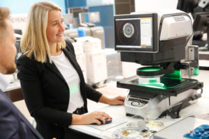 Das japanische Unternehmen Keyence stellt den digitalen Messprojektor aus der IM Serie vor. Er wird in der Qualitätssicherung eingesetzt und ermöglicht eine Erfassung von bis zu 300 Maßen in nur einer Messung und so die Bauteilkontrolle in wenigen Sekunden.