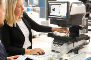 The Japanese company Keyence introduced its IM series digital measurement projector. It is used in quality assurance and can capture up to 300 measurements in just one scan, thus enabling components to be inspected in just a few seconds