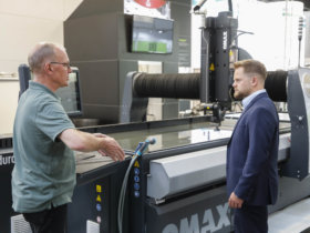 The moving head of the Omax OptiMAX 60X automatically compensates for the cone created by the waterjet, enabling high-precision waterjet cutting and the production of precise small angles in contours.
