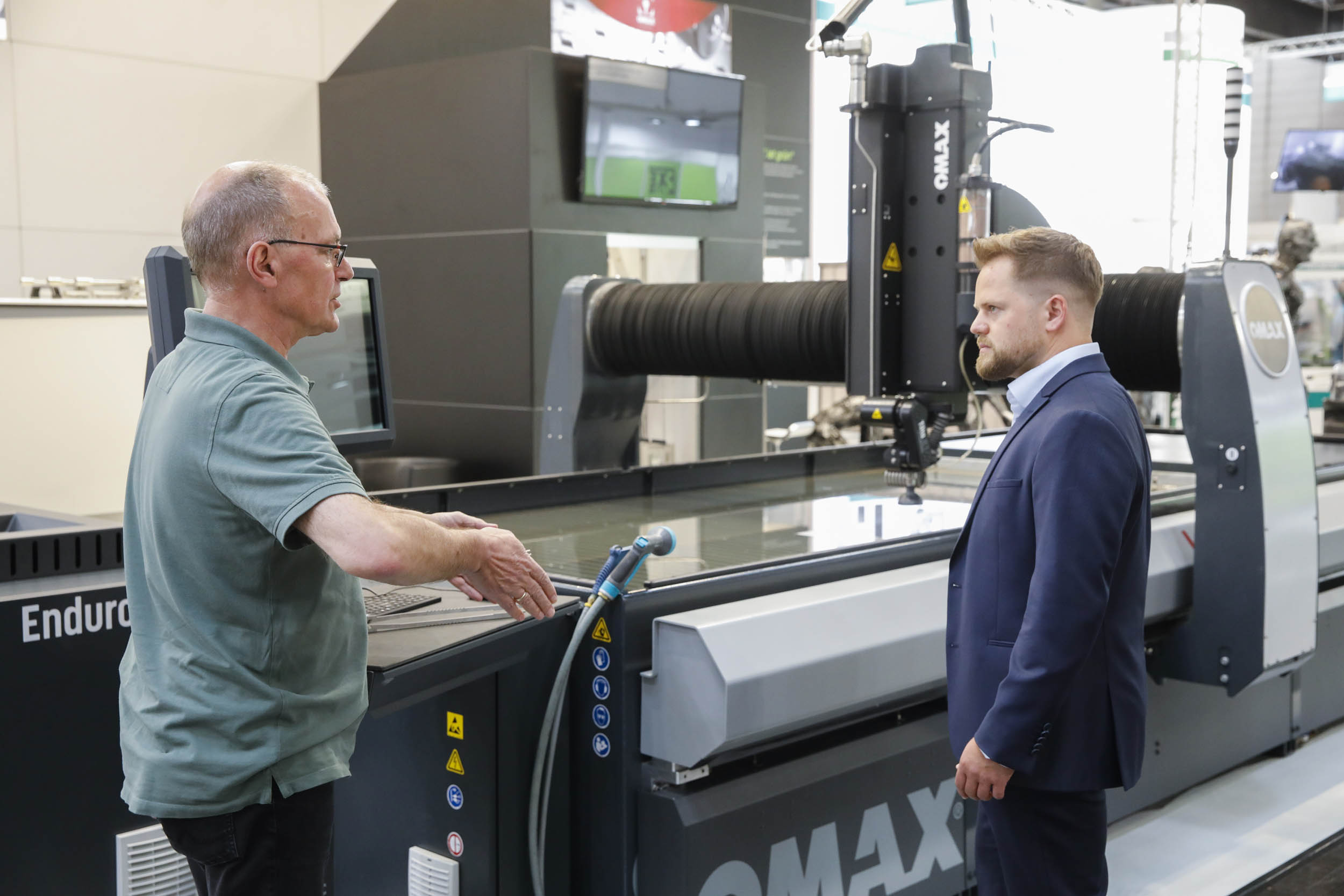 The moving head of the Omax OptiMAX 60X automatically compensates for the cone created by the waterjet, enabling high-precision waterjet cutting and the production of precise small angles in contours.