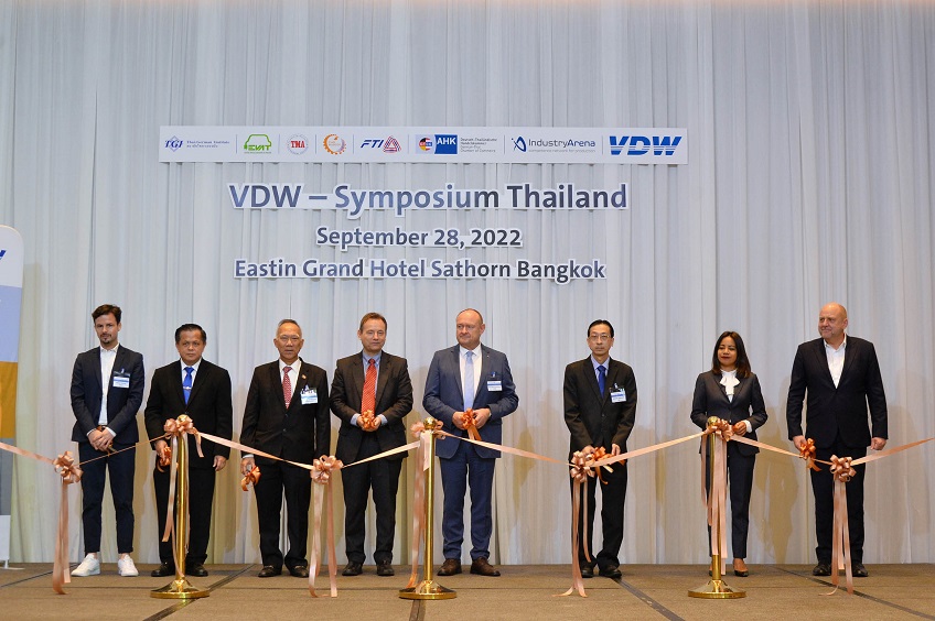 More than 100 participants from Thailand's mechanical engineering, automotive and supplier industries, the aviation sector, and the electrical and electronics industries came together to gather information at the one-day symposium.