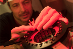 Kurzpulslaser werden zum Entlacken von Kupferbauteilen verwendet, welches ein Einsatzgebiet für den Laser im Bereich der Elektromobilität ist. Bild: Trumpf