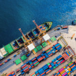 Logistik und Transport eines Containerschiffes. Quelle: AdobeStock_279606368_ jamesboy