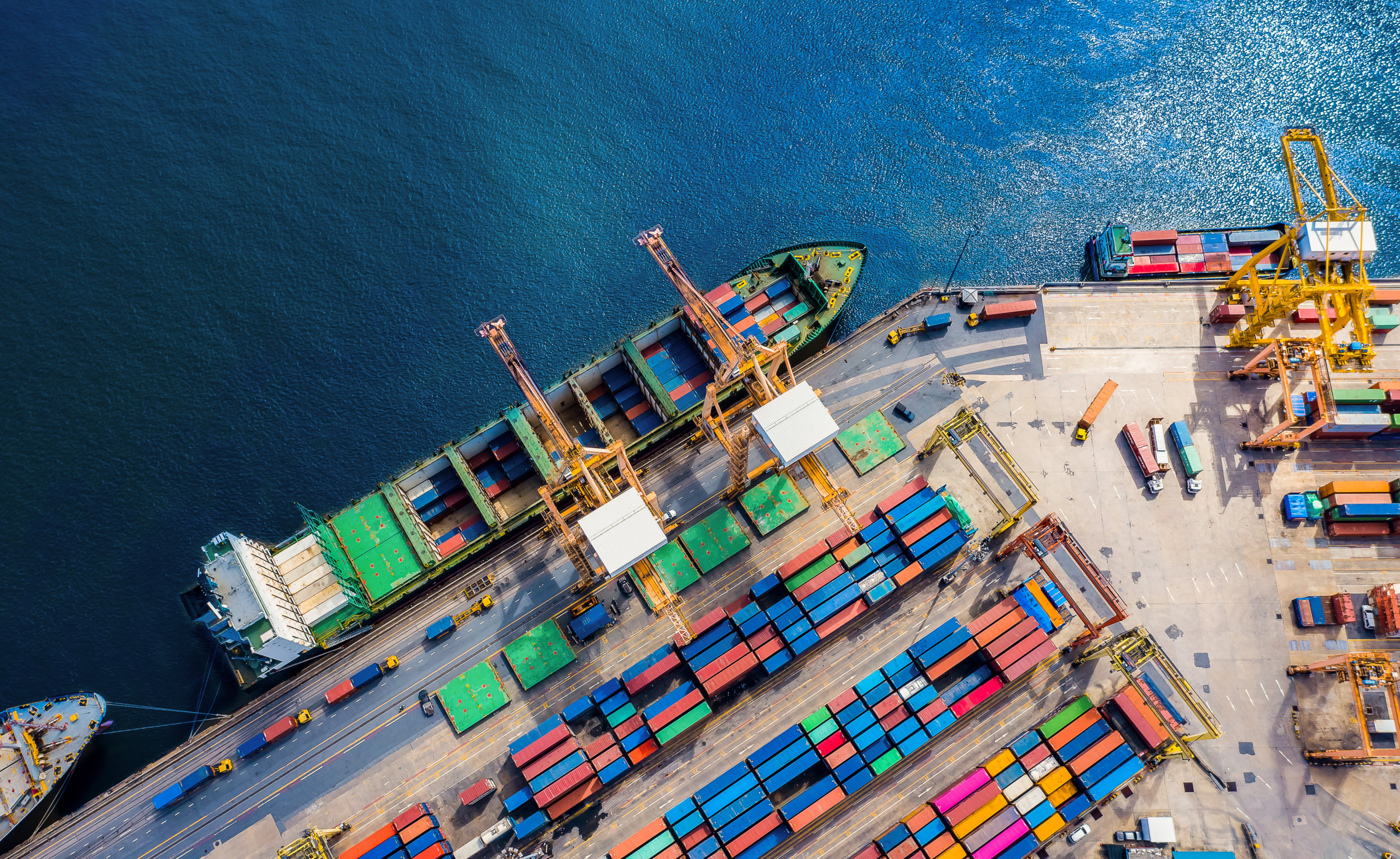 Logistik und Transport eines Containerschiffes. Quelle: AdobeStock_279606368_ jamesboy