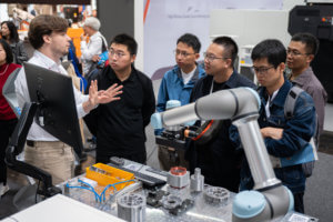 Chinesische Delegation am Stand „Future of Sustainability in Production Area“, Halle 16, F11