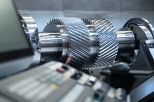 WFL zeigt mit dem Komplettbearbeitungszentrum M80X(-G), wie die Bearbeitungsprozesse Drehen, Fräsen und Schleifen auf einer Maschine vereint werden können. Eine Getriebewelle für den Großmotorenbau mit einem Gewicht von 2300 kg verdeutlicht eindrucksvoll die Möglichkeiten der Werkzeugmaschine, welche selbst stolze 38 t Eigengewicht verfügt.————————————————————————WFL (Austria), Hall 13/ Booth B51: With the complete machining center M80X(-G), WFL shows how the machining processes turning, milling and grinding can be combined on one machine. A gear shaft for large engine construction with a weight of 2300 kg impressively illustrates the possibilities of the machine tool, which itself has a proud 38 t dead weight.